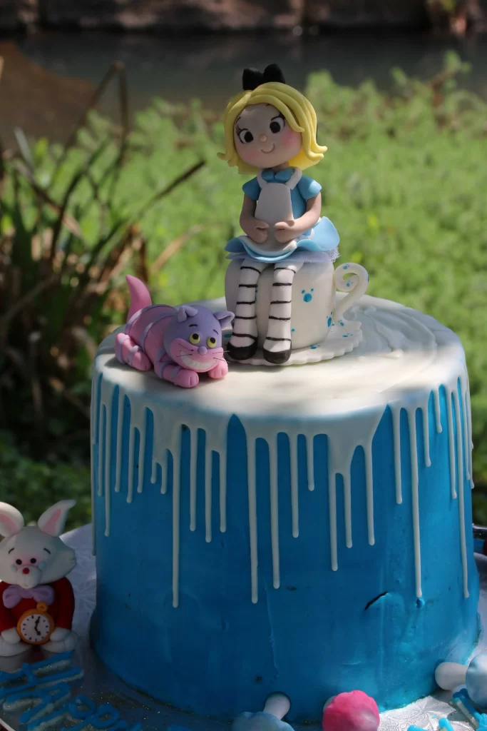 bolo aniversário infantil alice no país das maravilhas