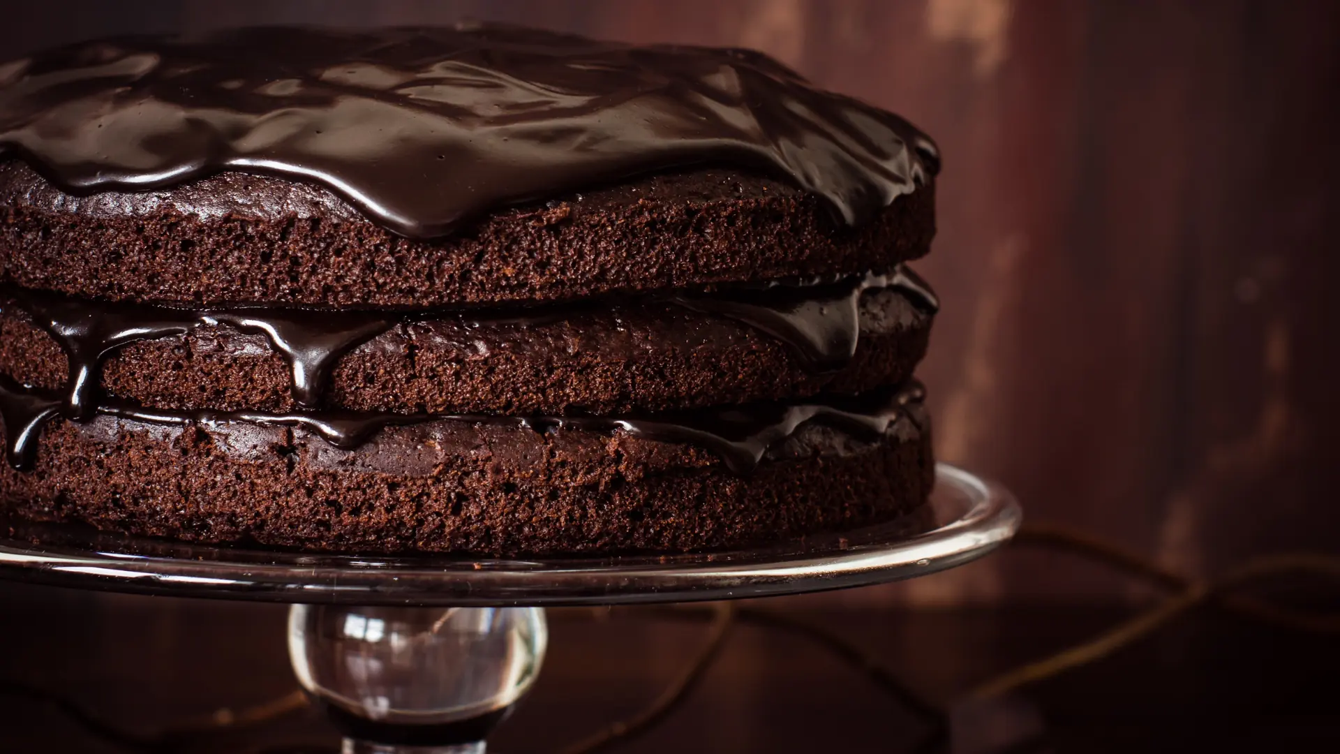 lindo bolo de chocolate com ganache
